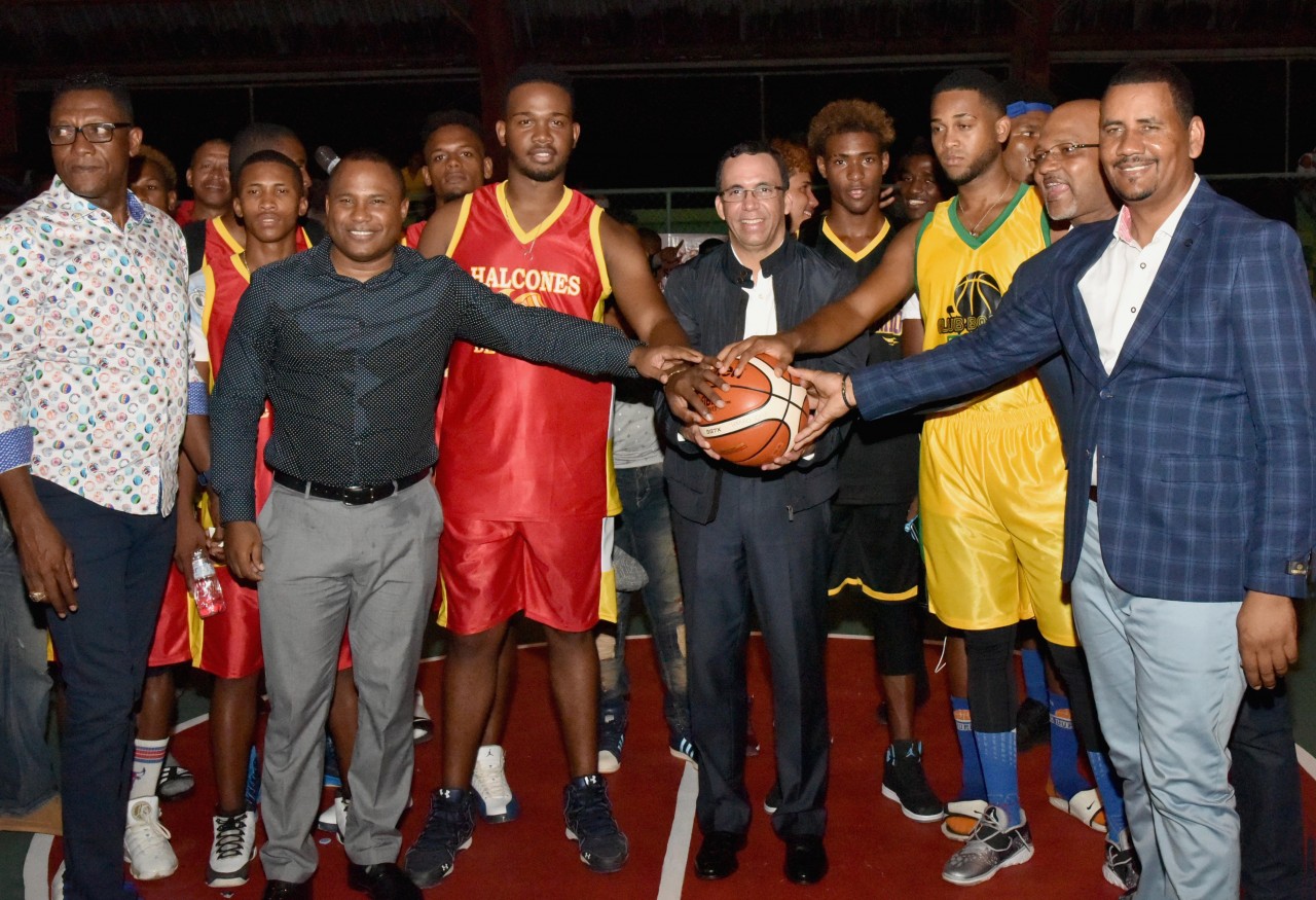  imagen Ministro Andrés Navarro sosteniendo balón de baloncesto junto a victoriosos del torneo  
