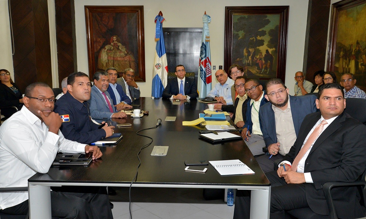  imagen Ministro de Educación Arq. Andrés Navarro junto a viceministros y directores de la institución para activar plan de contingencia por el huracán María 