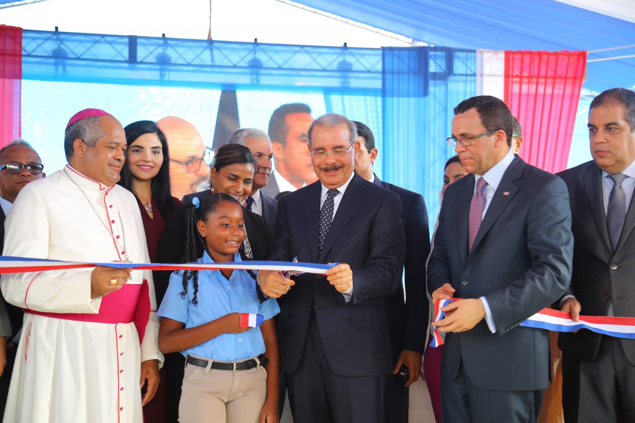  imagen Presidente Danilo Medina junto a Ministro Andrés Navarro y demás autoridades educativas cortan cinta dejando inaugurado un moderno centro educativo y dos estancias infantiles  
