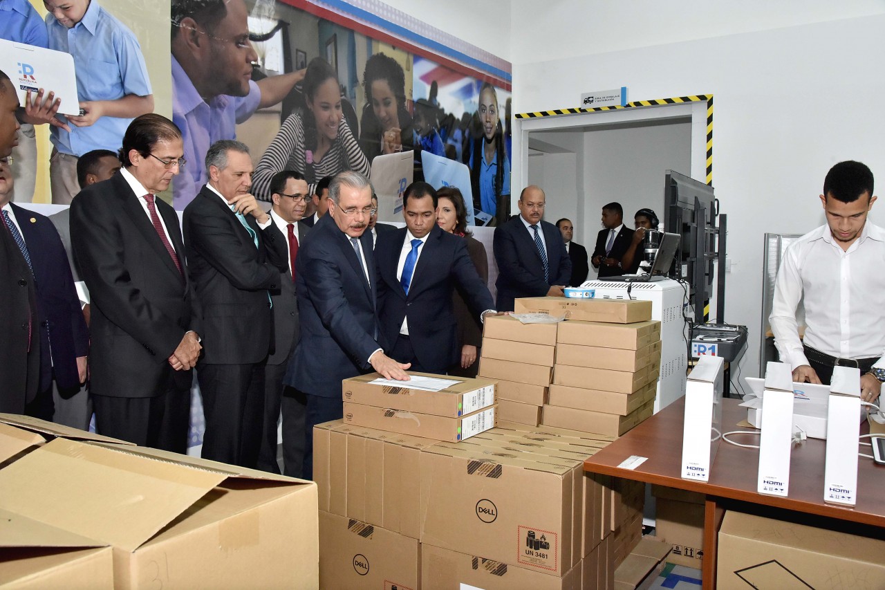  imagen Presidente Danilo Medina recorre instalaciones del nuevo edificio República Digital Educación 