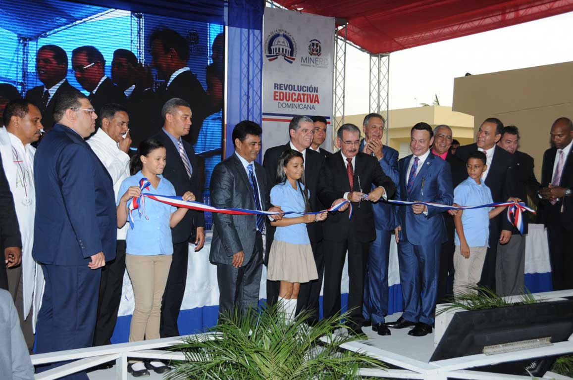 imagen Presidente Medina inaugura en Villa Tapia cinco escuelas con 70 aulas para Tanda Extendida 