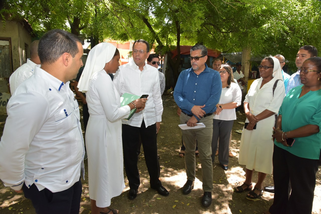  imagen Ministro Peña Mirabal conversa con directoras del politécnico Padre Zegri y del Centro Educativo Nuestra Señora del Carmen acompañado de otras autoridades, durante su recorrido. 