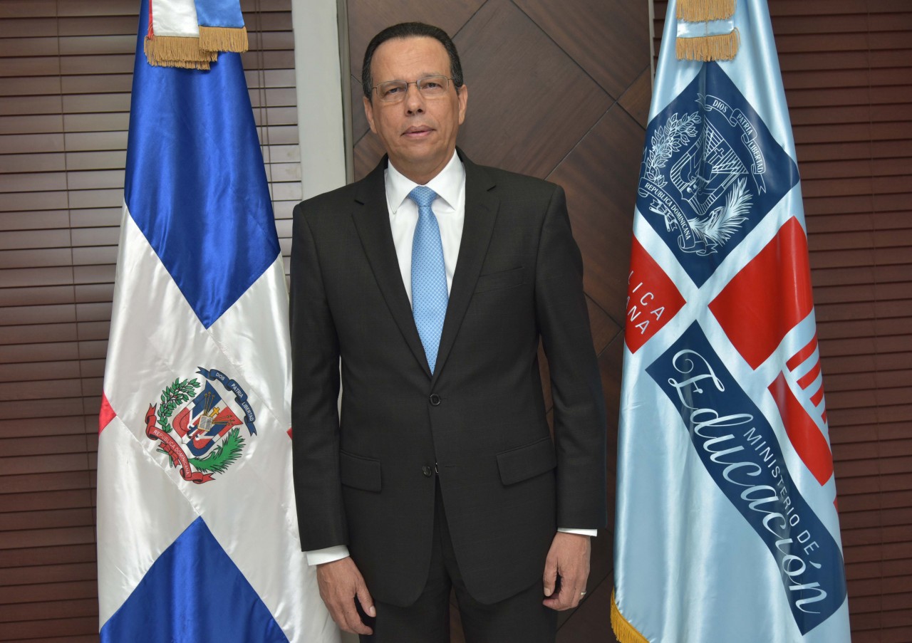  imagen Ministro Antonio Peña Mirabal de pie en su despacho 
