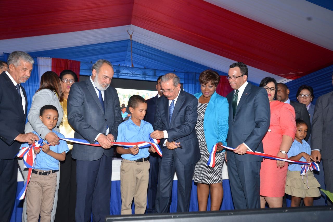  imagen Presidente Danilo Medina realiza corte de cinta junto a Ministro Andrés Navarro y demás autoridades en inauguración de centro educativo en Boca Chica. 
