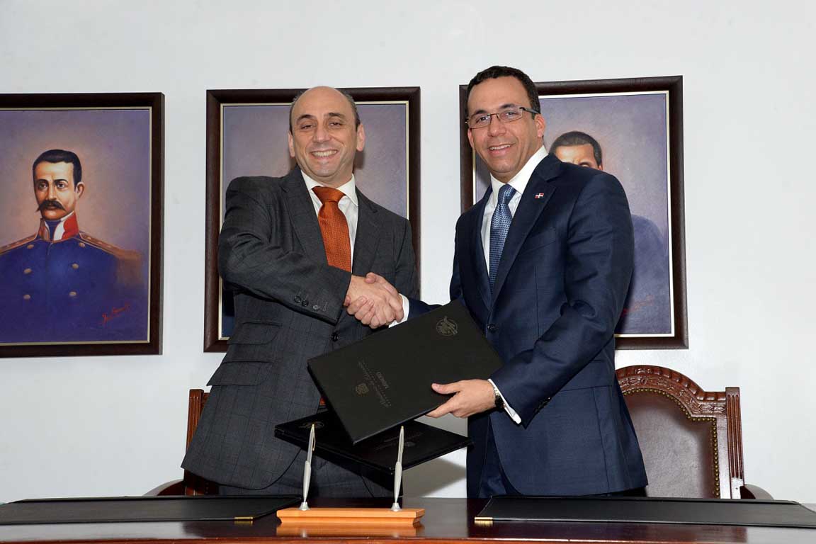  imagen Ministro Andrés Navarro y el coordinador Lorenzo Jiménez de Luis, sonrientes extrechan sus manos. 