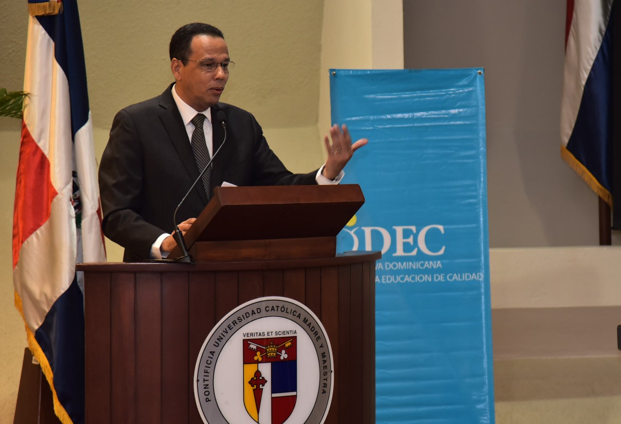  imagen Ministro Antonio Peña Mirabal Expone ante asistentes de la actividad organizada por Iniciativa Dominicana por una Educación de Calidad (IDEC). 