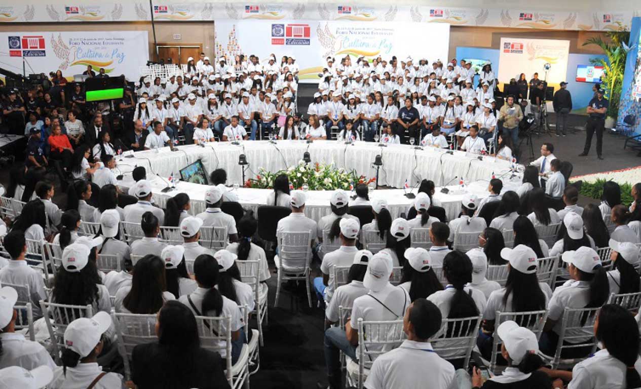  imagen Vista general de los presentes en el Foro Nacional por una Cultura de Paz. La fotografia fué tomada mientras se realizaba el acto. 