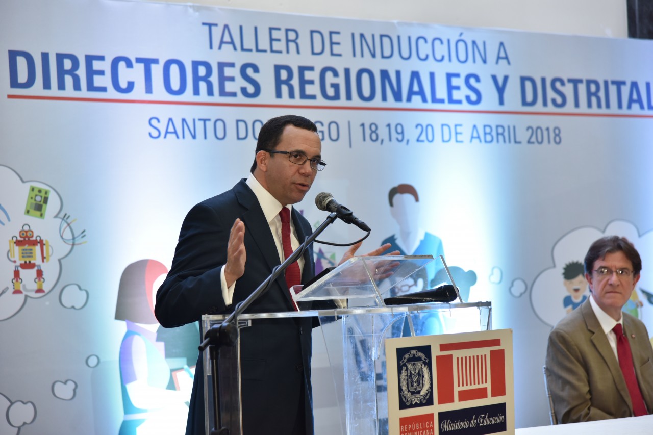  imagen Ministro Andrés Navarro en podium dirigiéndose a Directores de Escuelas 