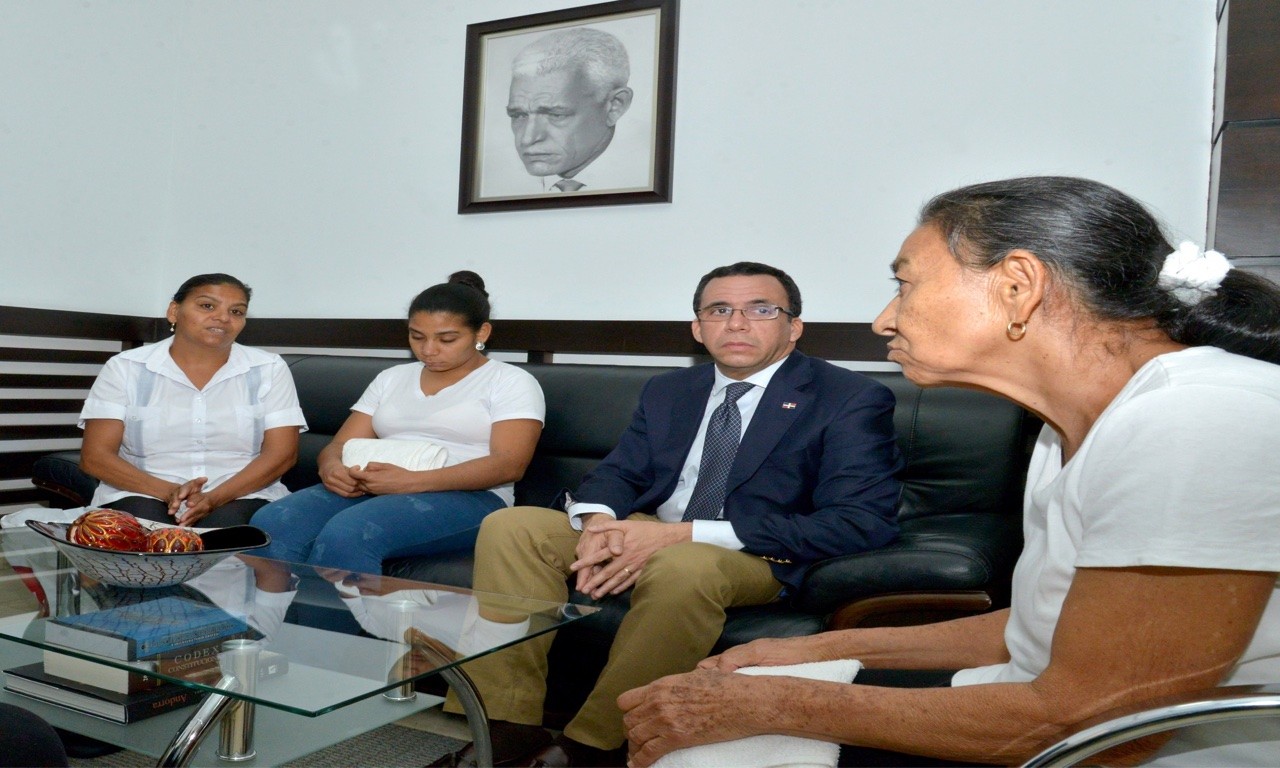  imagen Ministro de Educación Andrés Navarro junto a familiares de la maestra Ureña 
