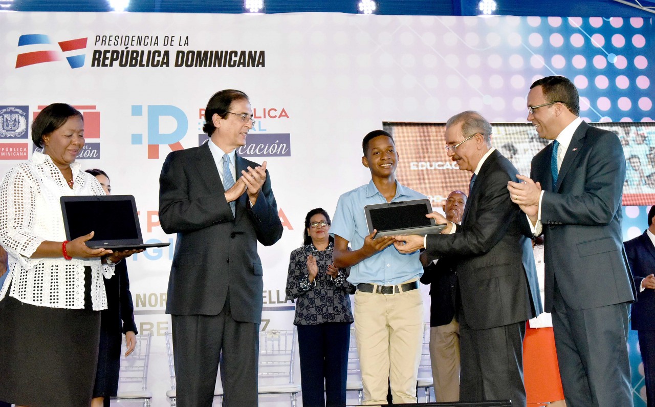  imagen Ministro Andrés Navarro junto al presidente Danilo Medina y ministro Gustavo Montalvo en lanzamiento de República Digital.  