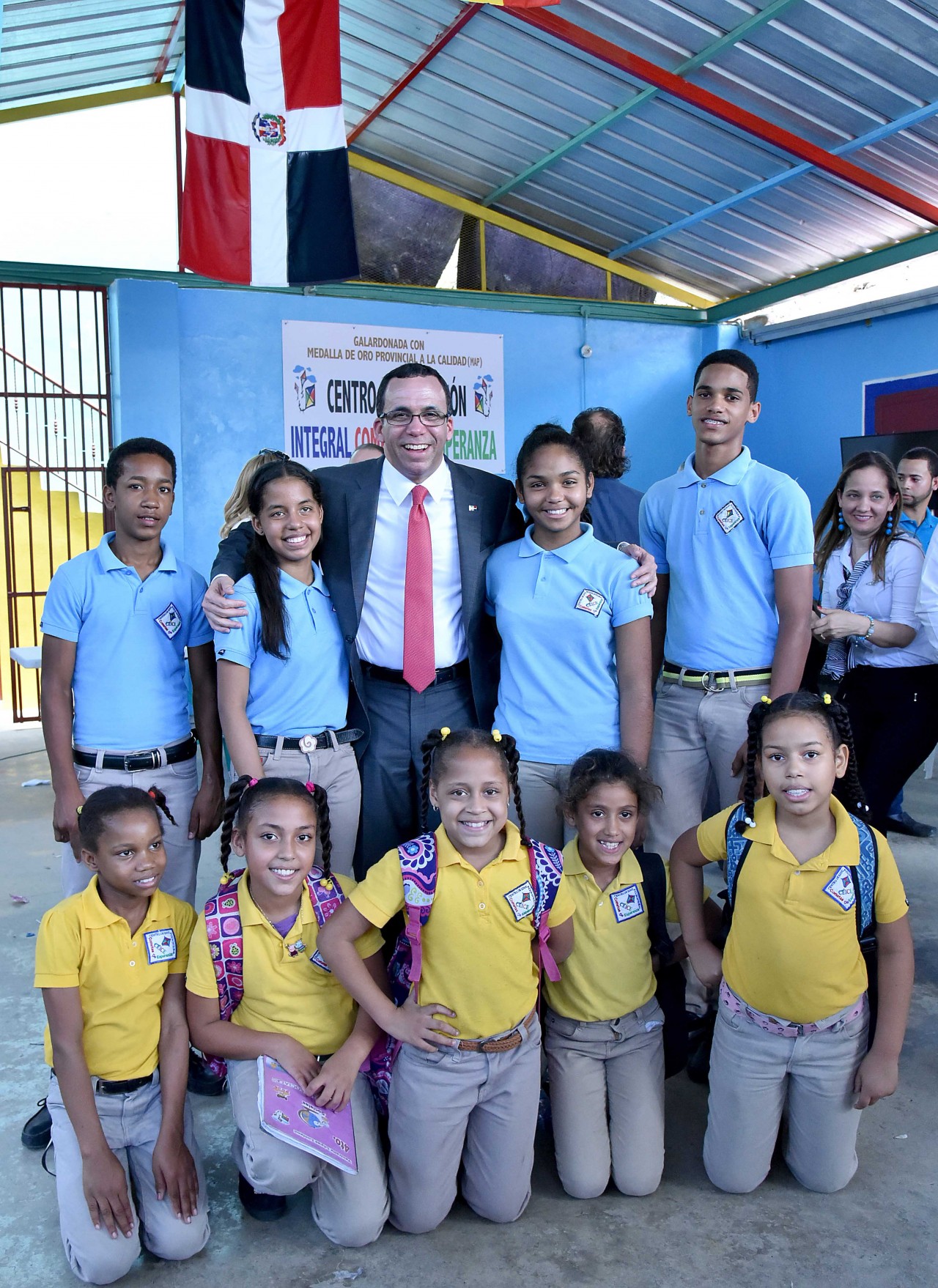  imagen Ministro Andrés Navarro junto a estudiantes de la fundación Cometas de Esperanza  