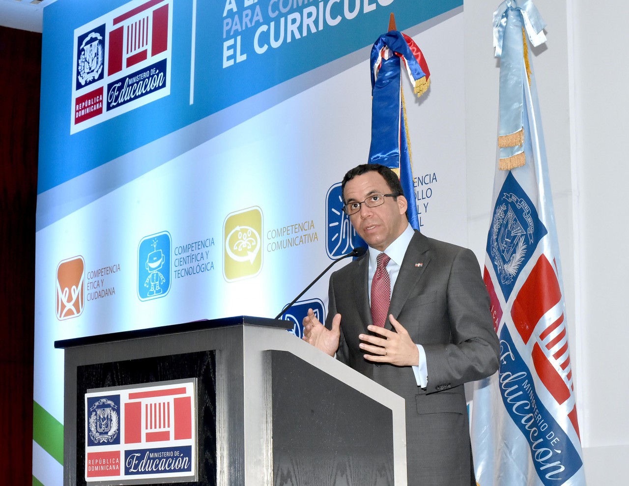  imagen Ministro Andrés Navarro en podium presentando el programa del Nuevo Currículo Escolar  