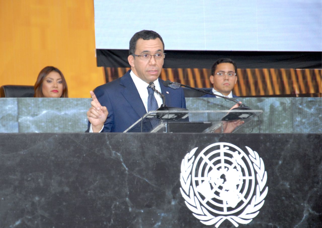  imagen Ministro Andrés Navarro desde podium de Modelo de Naciones Unidas expresa discurso 