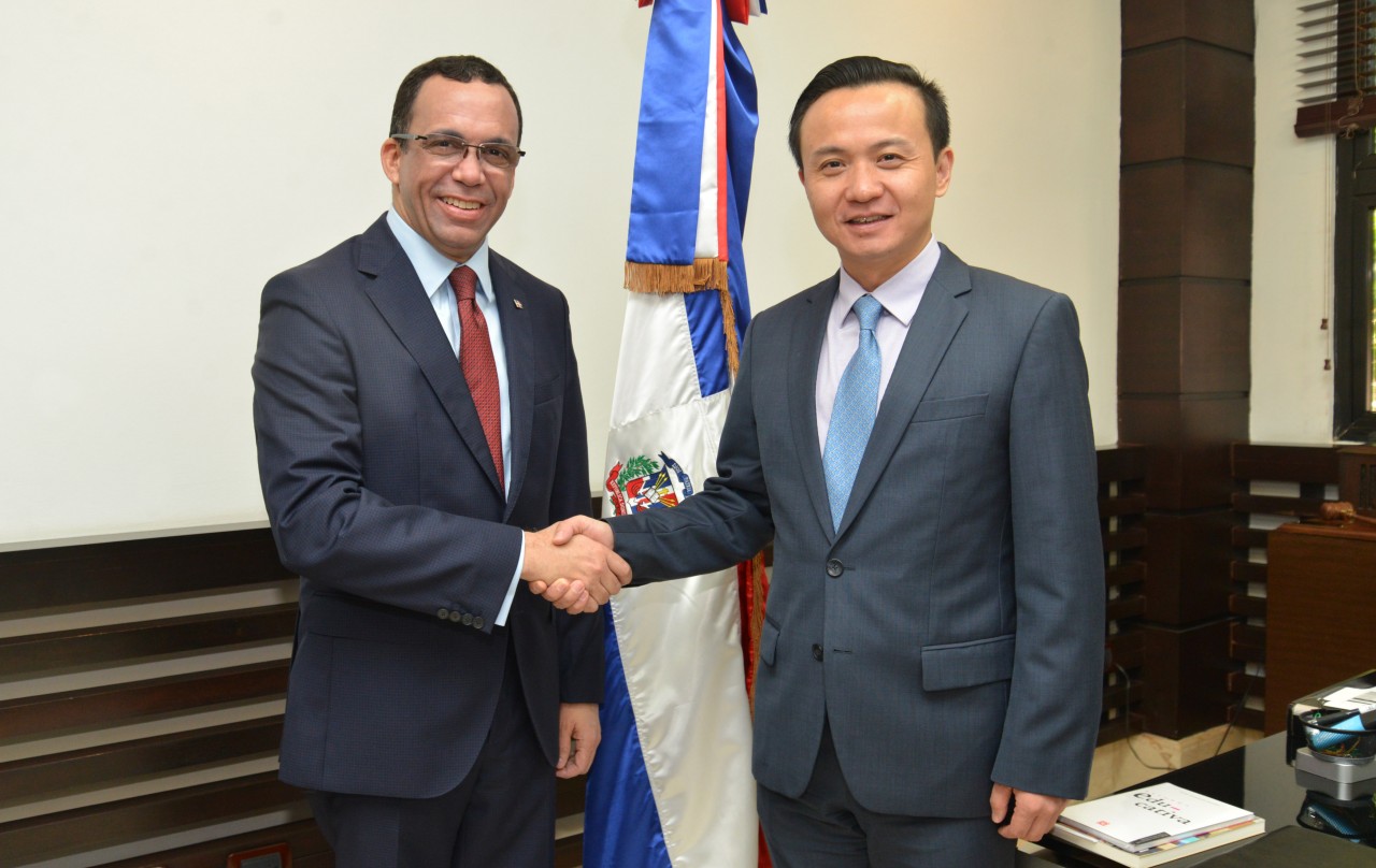  imagen Ministro Andrés Navarro en su despacho junto al embajador de la República Popular China 