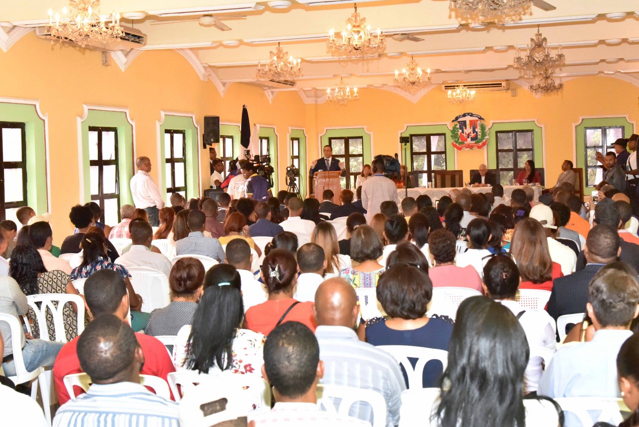  imagen Ministro Andrés Navarro desde podium se dirige a cientos de miembros de la comunidad educativa en San Juan de la Maguana  