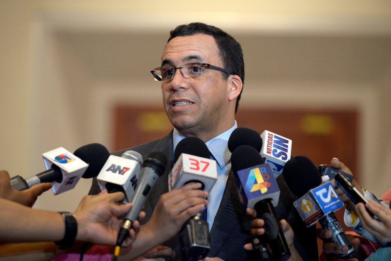  imagen Ministro Andrés Navarro se dirige a los medios de comunicación. 