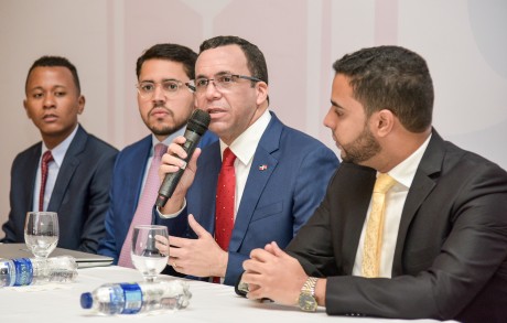  imagen Ministro Andrés Navarro sentado hablando con microfono en mano junto a comisiones del Modelo de Naciones Unidas del Ministerio de Educación 