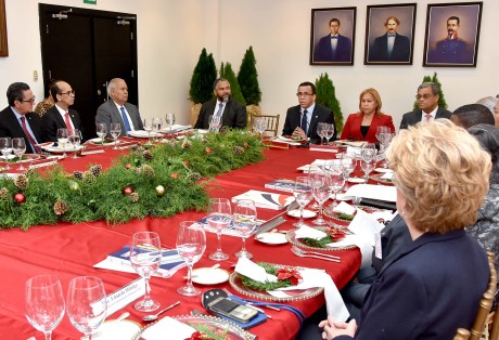  imagen Ministro Andrés Navarro reunido con el Consejo Nacional de Educación. 