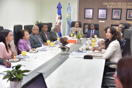 imagen Ministro Antonio Peña Mirabal sentado junto a directivos del INAFOCAM 