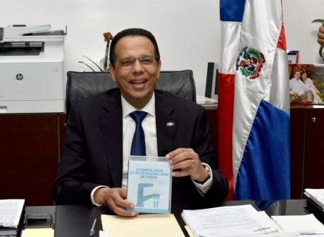  imagen Ministro Peña Mirabal en su despacho envia mensaje para concientizar a la comunidad educativa con respecto a la racionalización del agua 