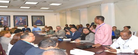  imagen Henry Santos en reunión con directores regionales 