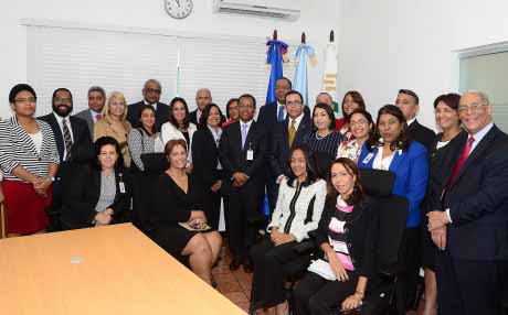  imagen Ministro de Educación Andrés Navarro, acompañado de los representantes Dirección del INABIMA. 