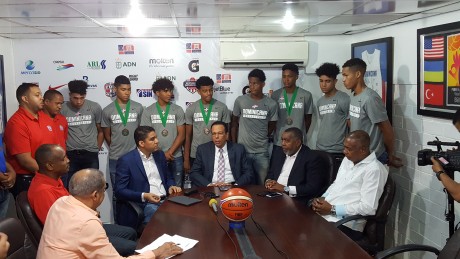  imagen Ministro de Educación Peña Mirabal y el Ingeniero Rafael Uribe junto a integrantes de la selección U-16 de baloncesto masculino. 