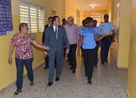  imagen Ministro de educación junto a directora del Politécnico Víctor Estrella Liz y otras personalidades, durante recorrido. 