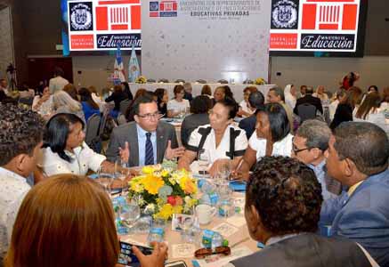  imagen Ministro Andrés Navarro sentado a la mesa. Conversa con un grupo de representantes de centros educativos privados. 