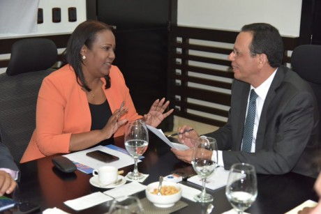  imagen Ministro de educación sentando frente a presidenta de ADP Xiomara Guante, conversando. 