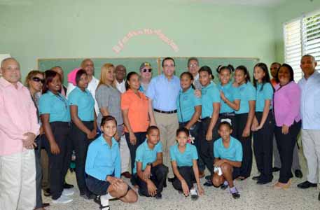  imagen Fotografía tomada a Ministro Andrés Navarro acompañado de alumnos y personal docente en una de sus visitas 