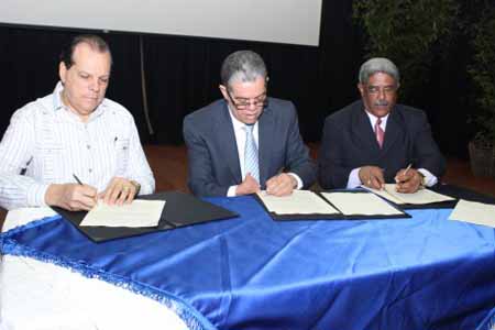  imagen Educación y Acueducto de Moca  firman acuerdo  para promover en escuelas  la protección  del  agua  y medioambiente 