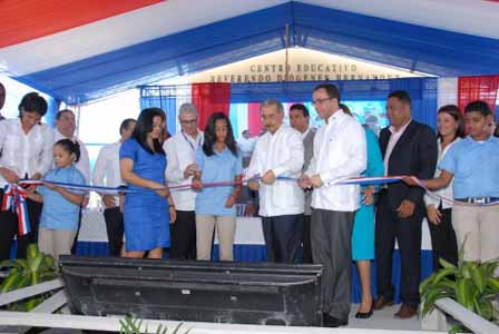  imagen Presidente Danilo Medina acompañado de Ministro Andrés Navarro y otras representaciones en acto de inauguración. 