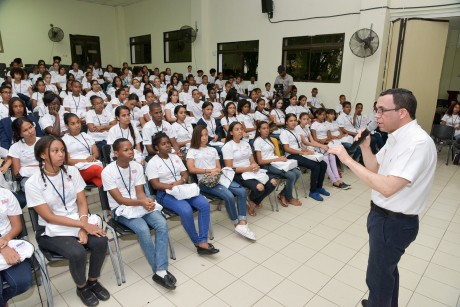  imagen Mnistro Andrés Navarro de pie frente a estudiantes sentados 