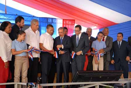  imagen Presidente Danilo Medina y Ministros Andrés Navarro en ceremonia de inauguración en Liceo. 