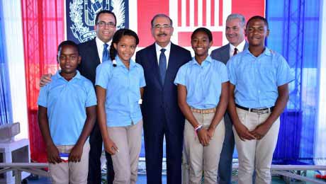  imagen Presidente Danilo Medina junto al Ministro Andrés Navarro, a su derecha. A su izquierda el Ministro Gonzalo Castillo; acompañados por 4 estudiantes. 