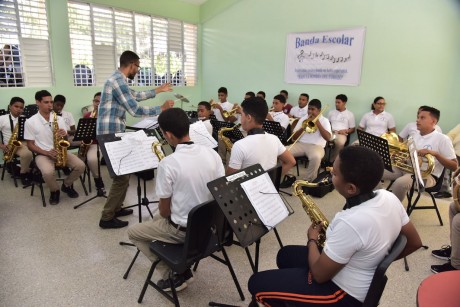  imagen Estudiantes del Politécnico El Corozo de Moca toman clases de música con diferentes clases de instrumentos, fortaleciendo y aprendiendo nuevas aptitudes artísticas. 