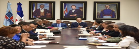  imagen Director del Gabinete Ministerial, Henry Santos, junto a autoridades del MINERD sentados durante reunión. 