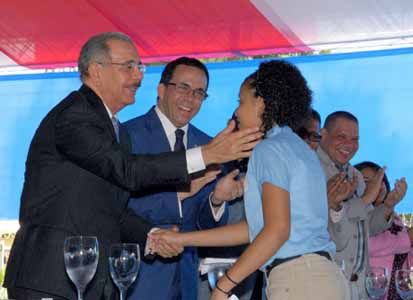  imagen Presidente Danilo Medina y Ministro Andrés Navarro saludan a estudiante Suleiny Elisamar Castillo Vicente, quien ofreció el discurso de agradecimiento. 
