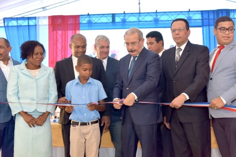  imagen Presidente Danilo Medina de pie cortando cinta inaugural acompañado del ministro Antonio Peña Mirabal y demás autoridades educativas  