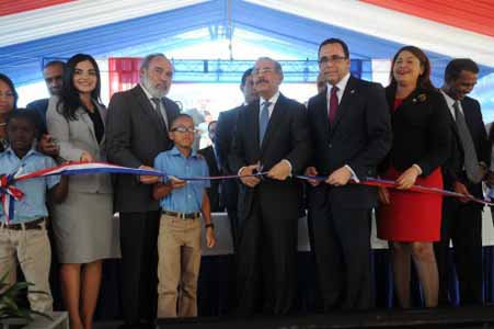  imagen Presidente Danilo Medina, Ministro Andrés Navarro, Francisco Pagán entre otras representaciones en acto de inauguración. 
