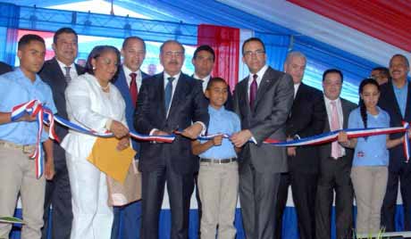  imagen Presidente Danilo Medina mientras corta cinta en acto de inauguración; a su lado izquierdo el Ministro Andrés Navarro, entre otras personalidades. 