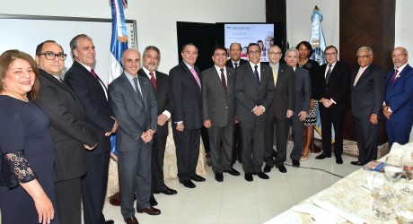  imagen Ministro Andrés Navarro junto a embajadores de países iberoamericanos.  
