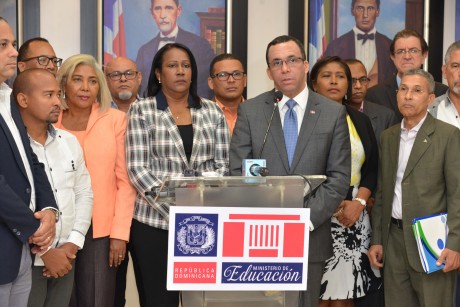 imagen Ministro Andrés Navarro de pie  junto a consejo ejecutivo de la ADP encabezado por su presidenta Xiomara Guante ofrecen declaraciones a la prensa 