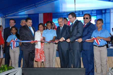  imagen Presidente Danilo Medina, Ministro Andres Navarro junto a otras personalidades durante corte de cinta en acto de inauguración. 