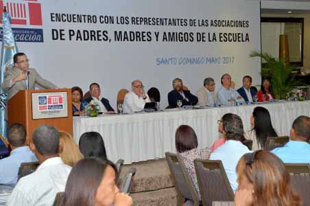  imagen Ministro Andrés Navarro  encabeza  encuentro con los representantes de las APMAE de la Regional 15 de Santo Domingo y Regional 04 de San Cristóbal. 