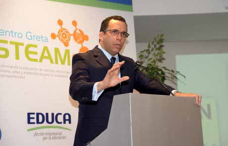  imagen Ministro de Educación Andrés Navarro participa como orador invitado en el seminario. 
