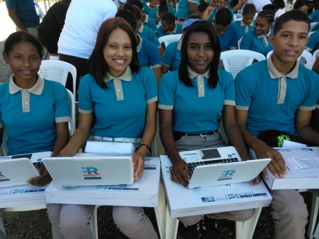  imagen Estudiantes en San Juan de la Maguana felices de recibir sus Netbooks en jornada del Proyecto Uno a Uno. 