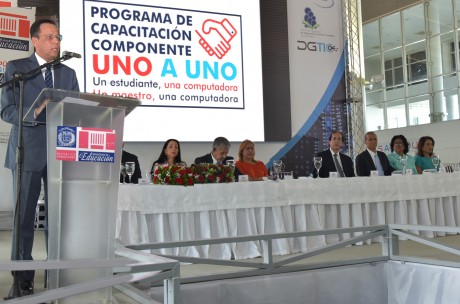  imagen Ministro detrás de podium durante su discurso en acto de bienvenida al Programa Uno a Uno en Puerto de Sans Souci. 