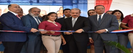  imagen Presidente Medina y ministro Antonio Peña Mirabal hacen corte de cinta en la inauguración 